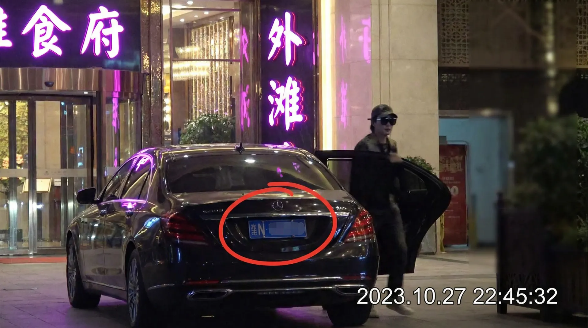 51彩娱乐 网站 - 豪车餐厅外偷拍